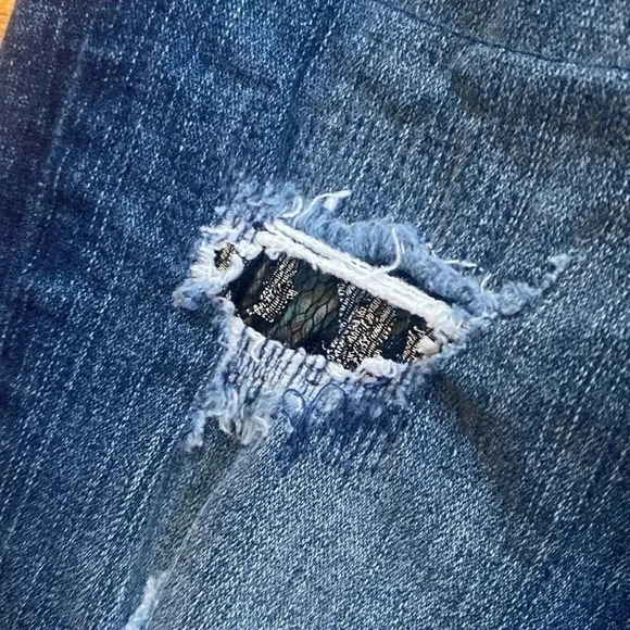 Stylish Blue Distressed Women Jeans - Picture 5 of 7